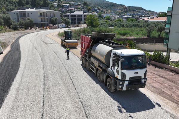 Bursa Büyükşehir Belediyesi'nden Kurşunlu'da yol genişletme ve asfalt çalışması Bursa Büyükşehir Belediyesi'nden Kurşunlu'da yol genişletme ve asfalt çalışması