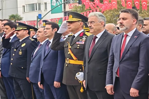 Bursa’da Cumhuriyet Bayramı kutlamaları çelenk töreniyle başladı Bursa’da Cumhuriyet Bayramı kutlamaları çelenk töreniyle başladı