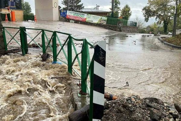 Bursa'da evleri ve iş yerlerini su bastı Bursa'da evleri ve iş yerlerini su bastı