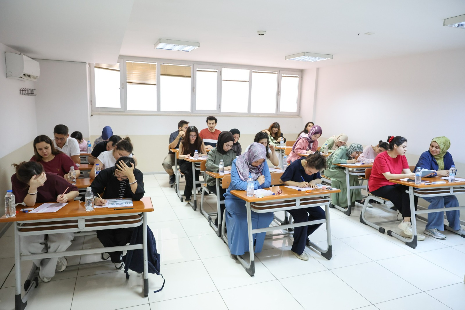 Bursa'da memur adaylarına KPSS provası: Yaklaşık 2 bin 500 aday katıldı Bursa'da memur adaylarına KPSS provası: Yaklaşık 2 bin 500 aday katıldı