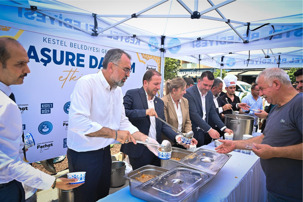 Bursa'da Muharrem ayı dolayısıyla 17 ilçede 28 farklı noktada aşure dağıtıldı Bursa'da Muharrem ayı dolayısıyla 17 ilçede 28 farklı noktada aşure dağıtıldı