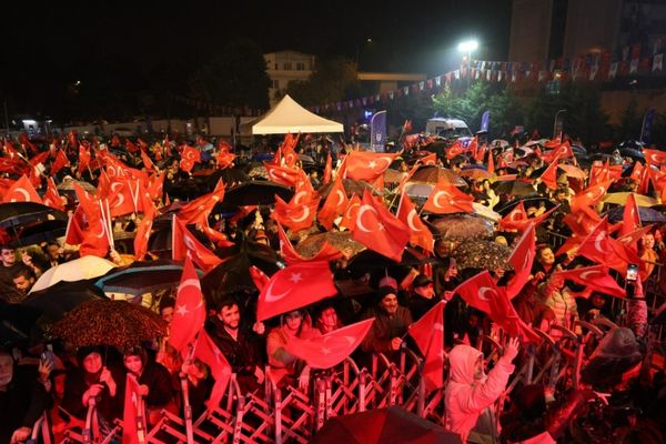 Bursa’da yağmura rağmen Cumhuriyet coşkusu yaşandı Bursa’da yağmura rağmen Cumhuriyet coşkusu yaşandı