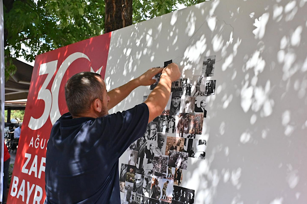 Bursalılar, 30 Ağustos’ta Atatürk portresi oluşturdu Bursalılar, 30 Ağustos’ta Atatürk portresi oluşturdu
