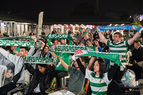 Bursaspor’un 4-2’lik galibiyet coşkusu Osmangazi Meydanı’na taşındı Bursaspor’un 4-2’lik galibiyet coşkusu Osmangazi Meydanı’na taşındı