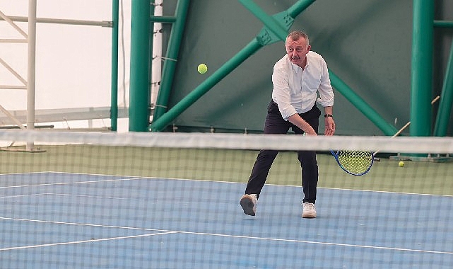 Büyükakın mesajını bu kez tenis kortundan verdi: 'Kocaeli'de herkes, her sporu yapabiliyor' Büyükakın mesajını bu kez tenis kortundan verdi: 'Kocaeli'de herkes, her sporu yapabiliyor'