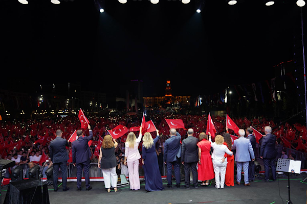 Büyükçekmece Cumhuriyet Meydanı 30 Ağustos’ta açıldı Büyükçekmece Cumhuriyet Meydanı 30 Ağustos’ta açıldı