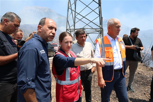 Büyükşehir, Alanya'daki orman yangınına destek veriyor