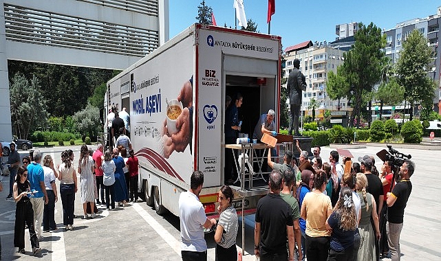 Büyükşehir Belediyesi'nden aşure ikramı 