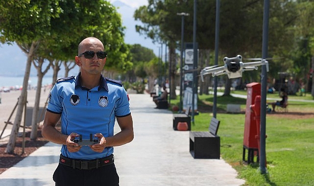 Büyükşehir zabıtası Konyaaltı Sahili'nde dron desteğiyle denetimlerini sürdürüyor Büyükşehir zabıtası Konyaaltı Sahili'nde dron desteğiyle denetimlerini sürdürüyor