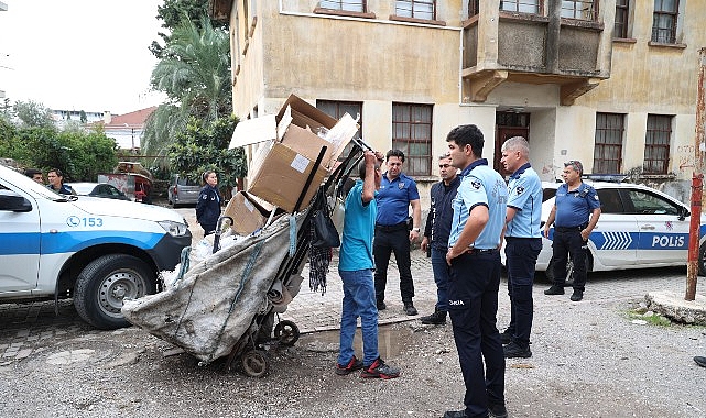 Büyükşehir Zabıtasından Balbey Mahallesinde hurda ve atık depolarına operasyon Büyükşehir Zabıtasından Balbey Mahallesinde hurda ve atık depolarına operasyon