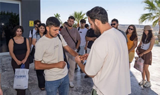 Büyükşehir'den gençlere aquapark keyfi Büyükşehir'den gençlere aquapark keyfi
