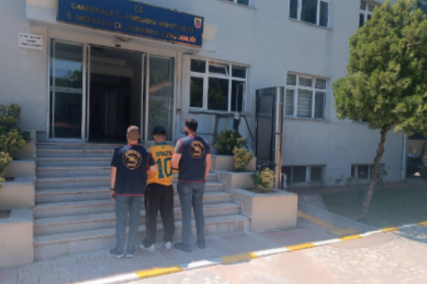 Çanakkale'de huzur uygulamasında 83 aranan şüpheli yakalandı Çanakkale'de huzur uygulamasında 83 aranan şüpheli yakalandı