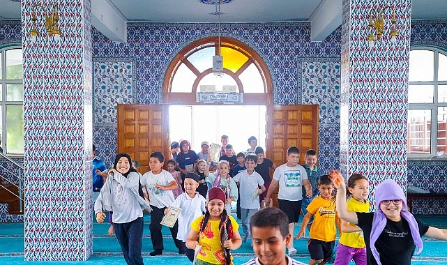 Canik Belediyesi'nden Gençlere Dondurma İkramı Canik Belediyesi'nden Gençlere Dondurma İkramı