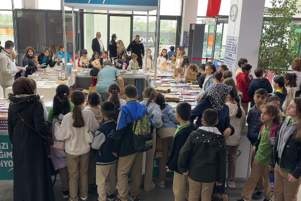 Çayırova 7 Kitap Günleri ziyaretçilerden ilgi görüyor Çayırova 7 Kitap Günleri ziyaretçilerden ilgi görüyor