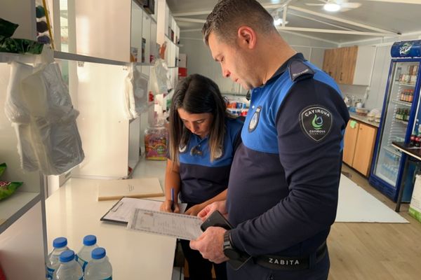 Çayırova Zabıtası okul kantinlerini denetliyor Çayırova Zabıtası okul kantinlerini denetliyor