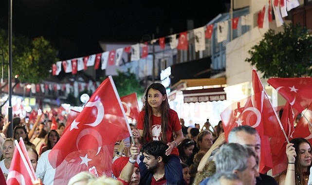 Çeşme'de 30 Ağustos Zafer Bayramı coşkuyla kutlandı Çeşme'de 30 Ağustos Zafer Bayramı coşkuyla kutlandı