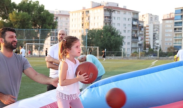 Çiğli Belediyesi'nin Şişme Oyun Parkı Mahalle Mahalle Çocuklarla Buluşuyor Çiğli Belediyesi'nin Şişme Oyun Parkı Mahalle Mahalle Çocuklarla Buluşuyor