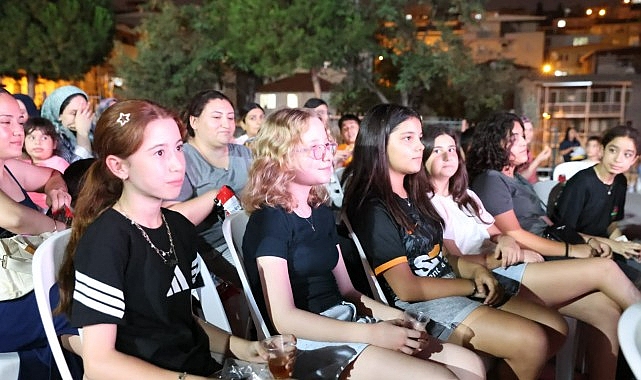 Çiğli'de Mahalle Sinema Günlerine Büyük İlgi Çiğli'de Mahalle Sinema Günlerine Büyük İlgi