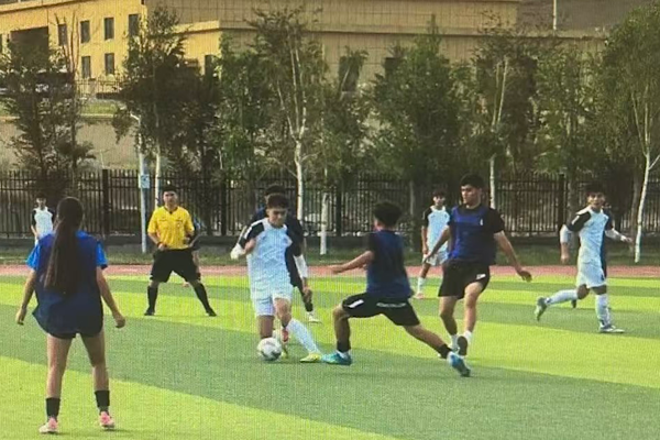 Çin’in Xinjiang Uygur Özerk Bölgesi ile ABD’li gençler arasında dostluk maçı Çin’in Xinjiang Uygur Özerk Bölgesi ile ABD’li gençler arasında dostluk maçı