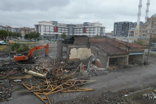 Çorum’da “Genç Park” projesi için yıkım çalışmaları sürüyor