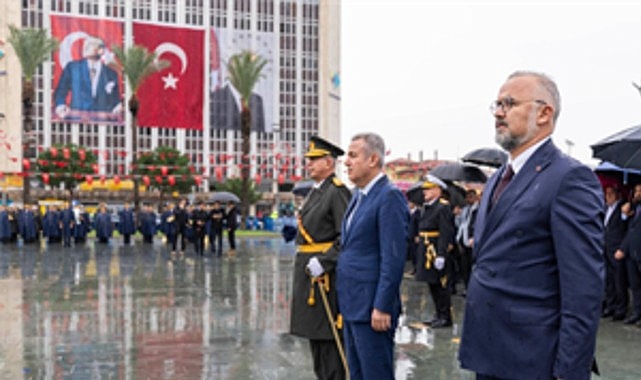 Cumhuriyet Bayramı kutlamaları çelenk sunma töreni ile başladı Cumhuriyet Bayramı kutlamaları çelenk sunma töreni ile başladı
