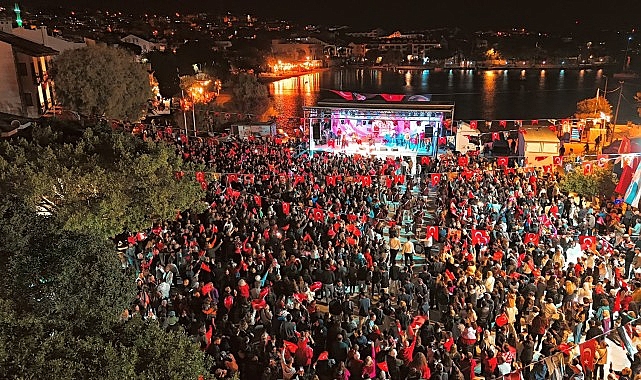 Cumhuriyetin 103. yılı omuz omuza kutlandı Cumhuriyetin 103. yılı omuz omuza kutlandı