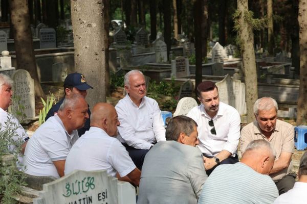 Deprem şehitleri 27. yılında kabirleri başında anıldı Deprem şehitleri 27. yılında kabirleri başında anıldı
