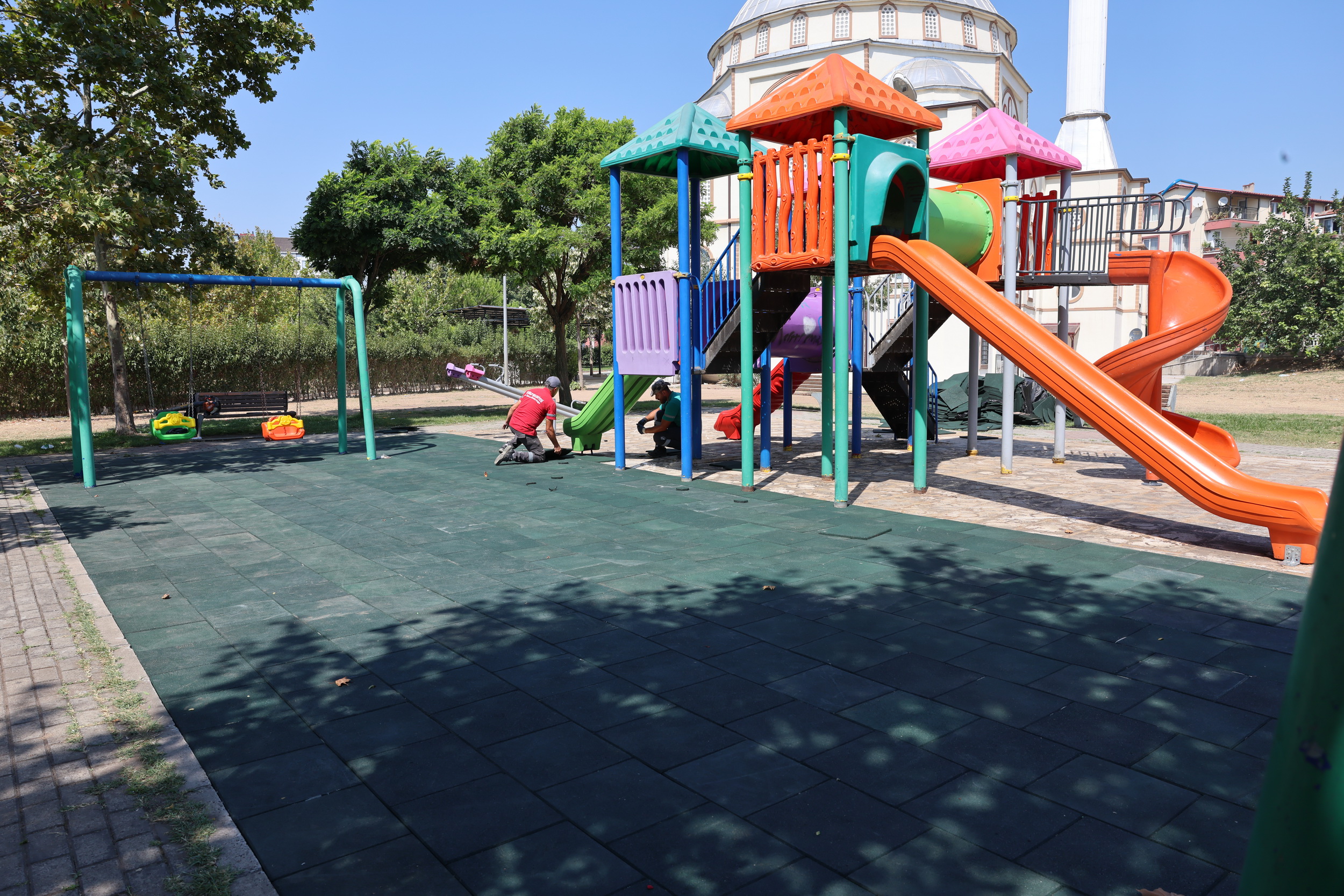 Derince’de park ve yeşil alanlarda yenileme çalışmaları sürüyor Derince’de park ve yeşil alanlarda yenileme çalışmaları sürüyor