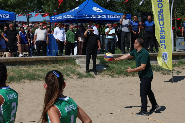 Derince’de Plaj Voleybolu Turnuvası başladı Derince’de Plaj Voleybolu Turnuvası başladı