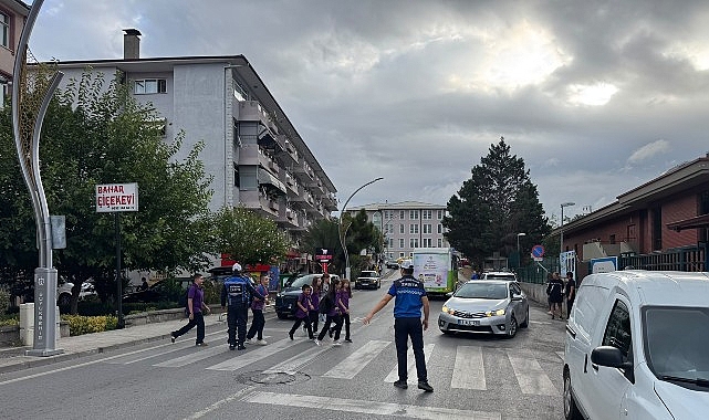 Ders zili çaldı, zabıta okul önlerinde tedbir aldı Ders zili çaldı, zabıta okul önlerinde tedbir aldı