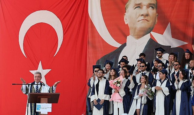 DEÜ Güzel Sanatlar Fakültesinde Mezuniyet Coşkusu: Başkan Cemil Tugay, Eşinin Mezuniyet Sevincine Ortak Oldu DEÜ Güzel Sanatlar Fakültesinde Mezuniyet Coşkusu: Başkan Cemil Tugay, Eşinin Mezuniyet Sevincine Ortak Oldu
