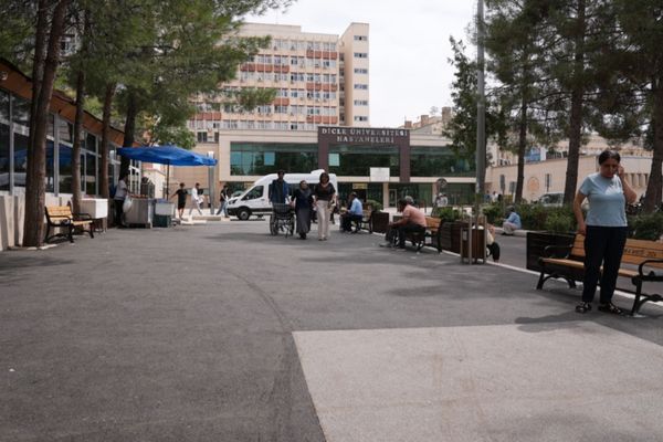 Dicle Üniversitesi Poliklinik Bölgesi’nde çevre düzenlemesi tamamlandı Dicle Üniversitesi Poliklinik Bölgesi’nde çevre düzenlemesi tamamlandı