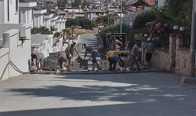 Didim Belediyesi Akbük'te parka taşı döşeme çalışmalarını sürdürüyor Didim Belediyesi Akbük'te parka taşı döşeme çalışmalarını sürdürüyor