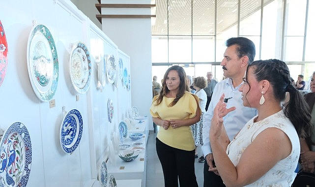 Dikili'de sanat rüzgarı: 7'den 70'e tüm kursiyerler yıl sonu coşkusunda buluştu Dikili'de sanat rüzgarı: 7'den 70'e tüm kursiyerler yıl sonu coşkusunda buluştu