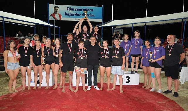 Dikili'nin Yıldızları Kupayı Kaldırdı Dikili'nin Yıldızları Kupayı Kaldırdı