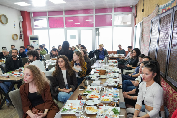 Dilber, Etimesgut’taki kültür sanat ekipleriyle bir araya geldi Dilber, Etimesgut’taki kültür sanat ekipleriyle bir araya geldi