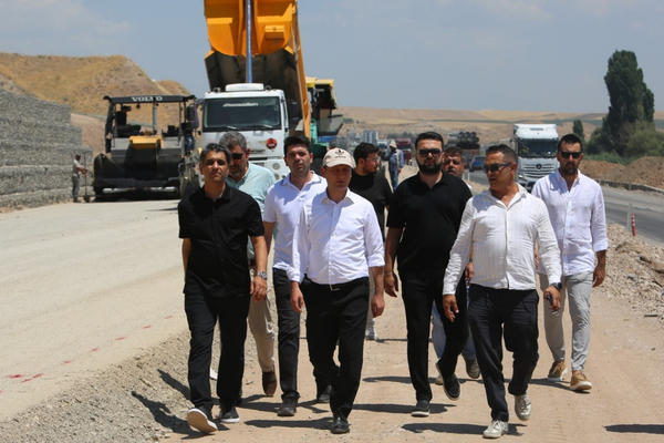 Diyarbakır-Batman Yolu Diktepe Geçişi Projesi'nde çalışmalar incelendi Diyarbakır-Batman Yolu Diktepe Geçişi Projesi'nde çalışmalar incelendi