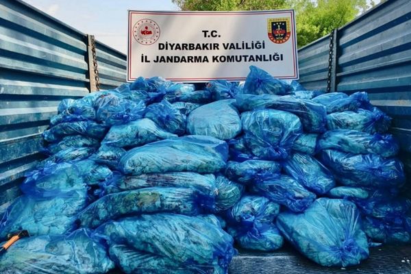 Diyarbakır’da 3 tona yakın hayvansal iç yağ ele geçirildi Diyarbakır’da 3 tona yakın hayvansal iç yağ ele geçirildi