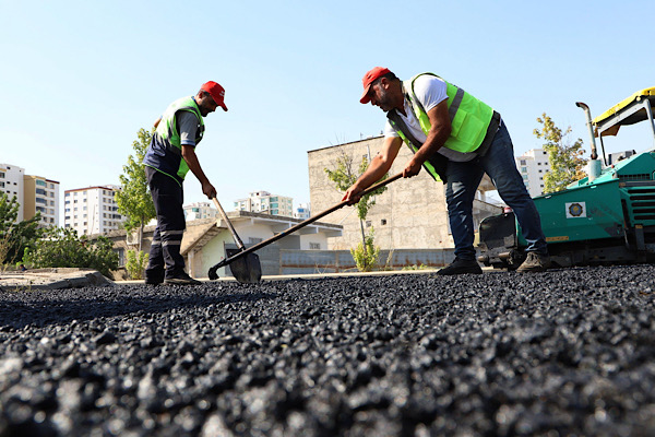 Diyarbakır’da iki caddeye 10 bin 400 ton asfalt serildi Diyarbakır’da iki caddeye 10 bin 400 ton asfalt serildi