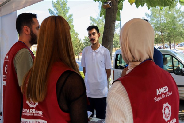 Diyarbakır’da üniversite öğrencileri için ‘Hoş geldin’ standı açıldı Diyarbakır’da üniversite öğrencileri için ‘Hoş geldin’ standı açıldı