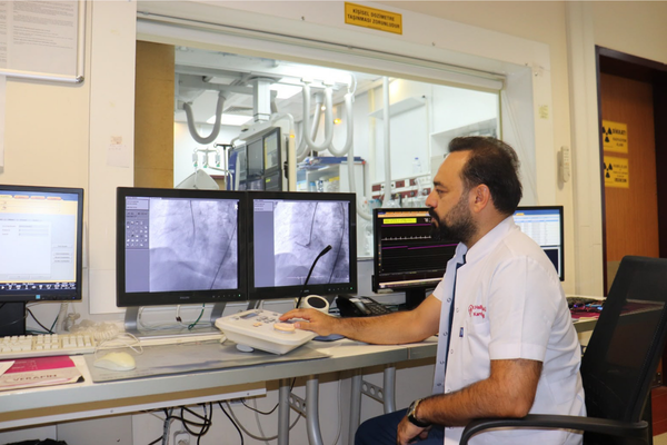 Doç. Dr. Halil Fedai, ani başlayan göğüs ağrılarına karşı uyardı Doç. Dr. Halil Fedai, ani başlayan göğüs ağrılarına karşı uyardı