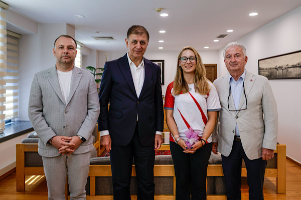 Dünya Yenihayat, Akdeniz Oyunları’ndaki madalyalarını Tugay ile paylaştı Dünya Yenihayat, Akdeniz Oyunları’ndaki madalyalarını Tugay ile paylaştı