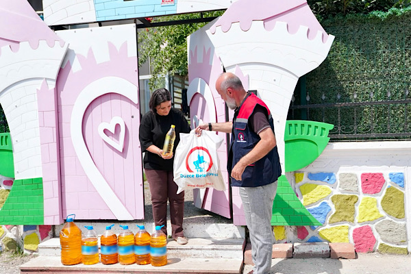 Düzce'de bitkisel atık yağ kampanyası sürüyor
Düzce'de bitkisel atık yağ kampanyası sürüyor