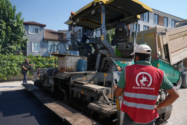 Düzce’de İstanbul Caddesi’nde asfalt yenileme çalışması başladı Düzce’de İstanbul Caddesi’nde asfalt yenileme çalışması başladı