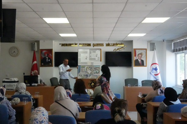 Düzce'de kadınlar belediye projelerini yerinde inceledi Düzce'de kadınlar belediye projelerini yerinde inceledi