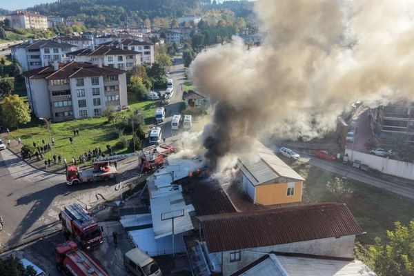 Düzce’de kıraathanenin çatısında çıkan yangın söndürüldü Düzce’de kıraathanenin çatısında çıkan yangın söndürüldü