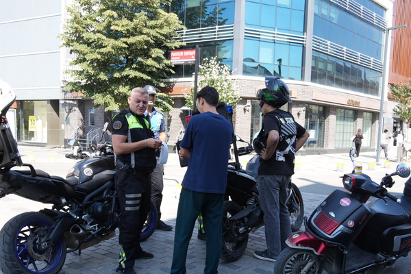 Düzce’de yaya yollarında motorlu araç denetimi: 17 araca ceza Düzce’de yaya yollarında motorlu araç denetimi: 17 araca ceza