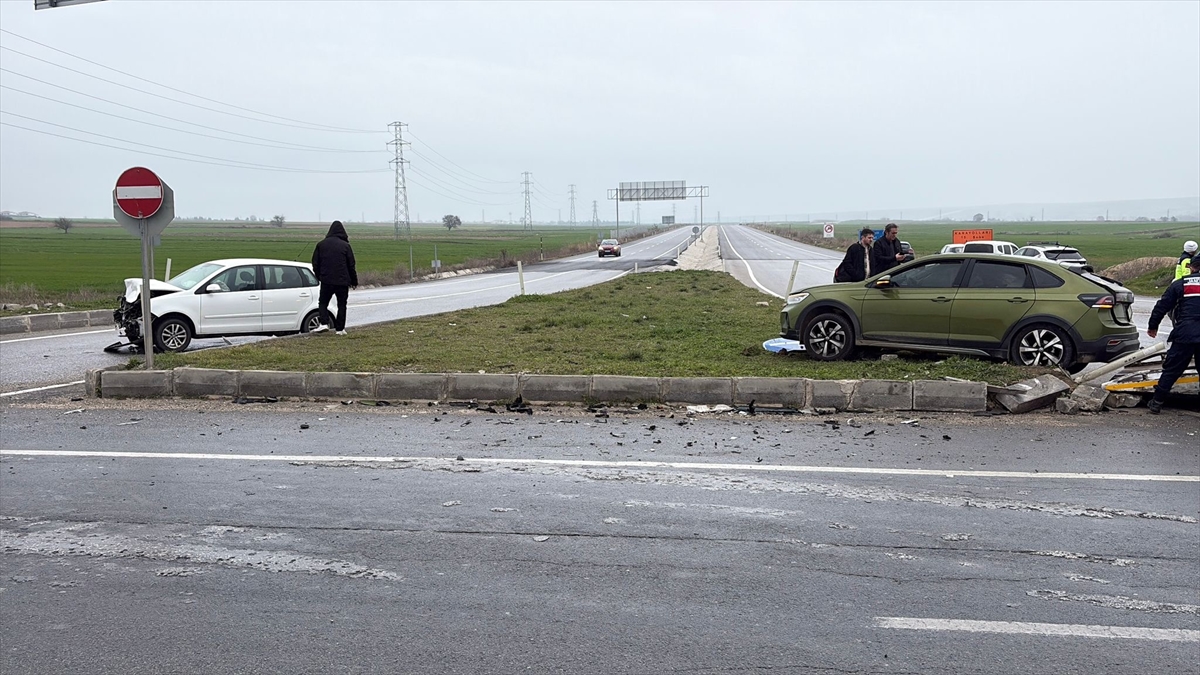 Edirne'de iki otomobilin çarpıştığı kazada 7 kişi yaralandı
