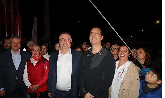 Edremit'te Cumhuriyet Bayramı coşkusu yağmura rağmen dinmedi Edremit'te Cumhuriyet Bayramı coşkusu yağmura rağmen dinmedi