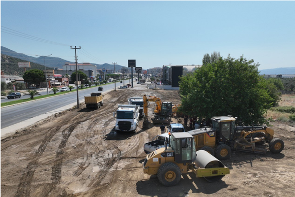 Edremit'te E-87 Karayolu'na nefes aldıracak yan yol çalışması başladı Edremit'te E-87 Karayolu'na nefes aldıracak yan yol çalışması başladı